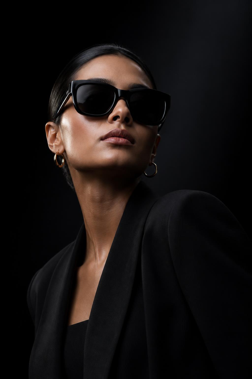 Créatrice de contenu portant des lunettes noires